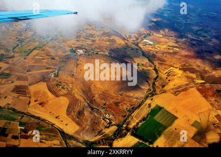 Vista aerea dell'isola di Limnos con collina e campo e paesaggio arido in autunno, Grecia. Foto Stock