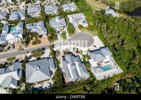 Boca grande, Florida. Costose case sul lungomare tra palme verdi. Sviluppo di alloggi di alta qualità negli Stati Uniti Foto Stock