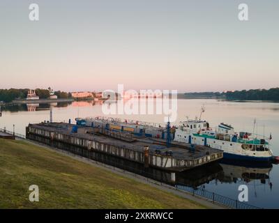 Argine e ormeggio sul fiume Volga Foto Stock