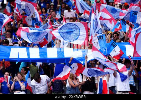 Tifosi francesi durante la partita di rugby a sette contro gli Stati Uniti allo Stade de France di Parigi. Data foto: Mercoledì 24 luglio 2024. Foto Stock