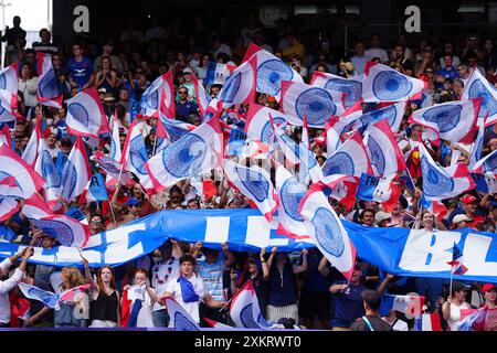 Tifosi francesi durante la partita di rugby a sette contro gli Stati Uniti allo Stade de France di Parigi. Data foto: Mercoledì 24 luglio 2024. Foto Stock