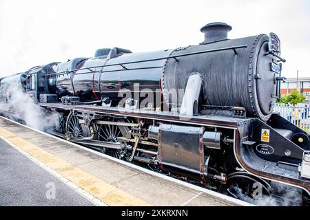 Weymouth, Dorset, Regno Unito, 24 luglio 2024. La locomotiva a vapore di classe 5 nera n. 44871 , guidata da Andy Hawkins, è arrivata a Weymouth oggi mercoledì 24 luglio 2024 da Londra Victoria via Bournemouth, Poole, Wareham e Dorchester. Il treno Dorset Coast Express, gestito dalla Railway Touring Company, offre ai visitatori quasi tre ore e mezza a Weymouth per scoprire questa incantevole cittadina di mare tradizionale. Credito John Rose Photography/Alamy Live News Foto Stock