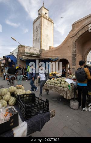 Città portuale di Essaouira sulla costa atlantica del Marocco, la medina (città vecchia) è protetta da bastioni sul lungomare del XVIII secolo chiamati Skala de la Kasbah Foto Stock