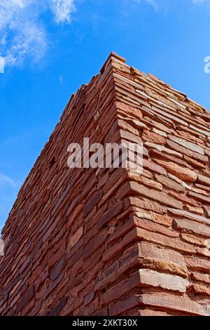 Alte rovine di pueblo in muratura di blocchi di arenaria a più piani, adagiate contro il cielo azzurro del Wupatki National Monument Foto Stock