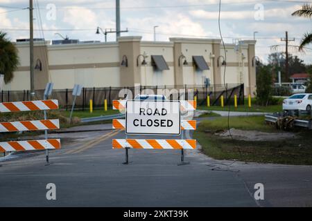 Segnaletica segnaletica stradale di avvertenza e barriera di sicurezza sulla strada cittadina durante gli interventi di manutenzione e riparazione Foto Stock