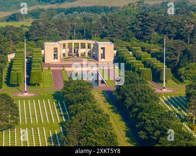 La vista aerea del cimitero e memoriale americano della Normandia è un cimitero e memoriale della seconda guerra mondiale a Colleville-sur-Mer, Normandia, Francia. cros bianchi Foto Stock