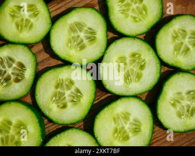 Splendida foto ravvicinata di fette di cetriolo. Vista dall'alto Foto Stock