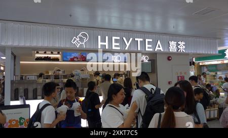 Shenzhen, Cina. 24 luglio 2024. I clienti bevono tè fuori dalla catena cinese di bevande da tè Hey Tea a Shenzhen, Cina (foto di Serene Lee/SOPA Images/Sipa USA) credito: SIPA USA/Alamy Live News Foto Stock