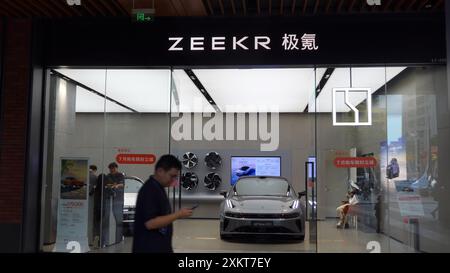 Shenzhen, Cina. 24 luglio 2024. Un'area pedonale passeggia davanti al negozio Zeekr della casa automobilistica cinese quotata in borsa a Shenzhen, in Cina (foto di Serene Lee/SOPA Images/Sipa USA) credito: SIPA USA/Alamy Live News Foto Stock