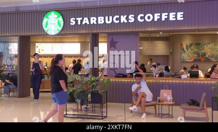 Shenzhen, Cina. 24 luglio 2024. Persone che si sono viste nel coffee store Starbucks di Shenzhen, Cina (foto di Serene Lee/SOPA Images/Sipa USA) credito: SIPA USA/Alamy Live News Foto Stock