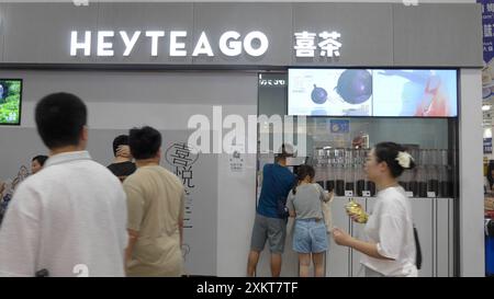 Shenzhen, Cina. 24 luglio 2024. Passeggia per la catena cinese di bevande da tè Hey Tea a Shenzhen, Cina (Credit Image: © Serene Lee/SOPA Images via ZUMA Press Wire) SOLO PER USO EDITORIALE! Non per USO commerciale! Foto Stock