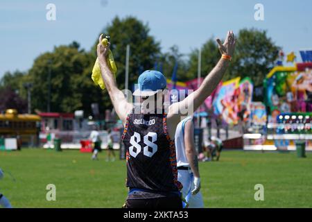 Ufficiale di flag football che segnala un touchdown Foto Stock