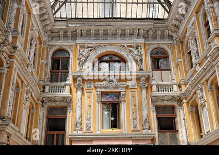 ODESA, UCRAINA - 23 LUGLIO 2024 - Odesa Passage è una galleria di negozi e un hotel in via Derybasivska nel centro della città costruito alla fine del XIX secolo, Odesa, Ucraina meridionale. Foto Stock