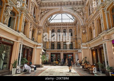 ODESA, UCRAINA - 23 LUGLIO 2024 - Odesa Passage è una galleria di negozi e un hotel in via Derybasivska nel centro della città costruito alla fine del XIX secolo, Odesa, Ucraina meridionale. Foto Stock