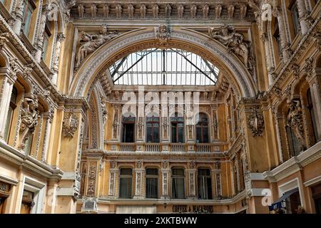 ODESA, UCRAINA - 23 LUGLIO 2024 - Odesa Passage è una galleria di negozi e un hotel in via Derybasivska nel centro della città costruito alla fine del XIX secolo, Odesa, Ucraina meridionale. Foto Stock