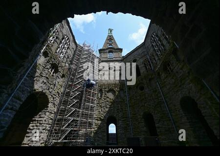 Kassel, Germania. 24 luglio 2024. Il punto di riferimento di Kassel, l'Ercole, fotografato dal cortile interno dell'Ottagono. Essendo il punto più alto del sito patrimonio dell'umanità dell'UNESCO, il sito di costruzione permanente (dal 2006) costituisce la fine del complesso a cascata lungo 1,5 chilometri. Crediti: Uwe Zucchi/dpa/Alamy Live News Foto Stock