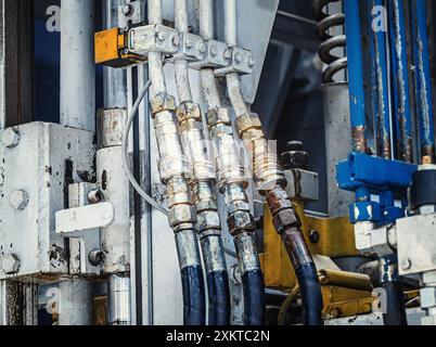 Tubi industriali in metallo. Raccordi, raccordi per sistemi di alimentazione dell'acqua, dadi Foto Stock