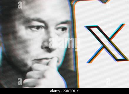 Il pensivo Elon Musk guarda uno smartphone con il nuovo logo Twitter. Copia spazio sullo smartphone. Foto Stock