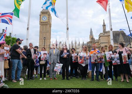 Londra, Regno Unito, 24 luglio 2024. I sostenitori si riuniscono mentre le famiglie di ostaggi rapite il 7 ottobre a Gaza hanno organizzato un raduno per chiedere il rilascio dei loro cari, in un rinnovato appello al governo laburista recentemente eletto. Le relazioni della famiglia Bibas, Guy Gilboa Dalal, tal Haimi e Tamir Nimrodi erano presenti come artista dal vivo spray-dipinto un'opera d'arte in solidarietà con tutti gli interessati. Credito: Fotografia dell'undicesima ora/Alamy Live News Foto Stock