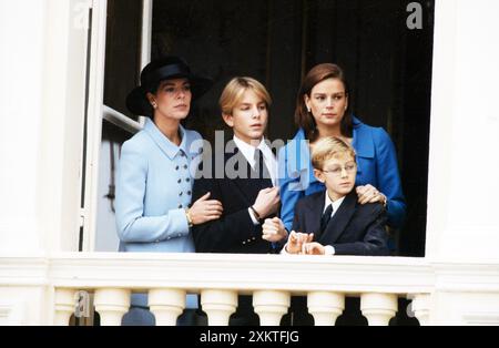 11-19-1997 Monaco Archivio storico Olycom/LaPresse Andrea Albert Pierre Casiraghi (la Colle, 8 giugno 1984) è il primo dei tre figli di Carolina di Monaco e del suo secondo marito Stefano Casiraghi. È quarto nella linea di successione al trono e ha due fratelli minori, Charlotte e Pierre, e una sorellastra minore, nata dal terzo matrimonio di sua madre. Nella foto: Da sinistra Principessa Carolina, Andrea Albert Pierre Casiraghi, Principessa Stephanie e Pierre Casiraghi sul balcone durante la festa Nazionale nella foto: Da sinistra Principessa Carolina, Andrea Albert Pierre Casiraghi, Principessa S. Foto Stock