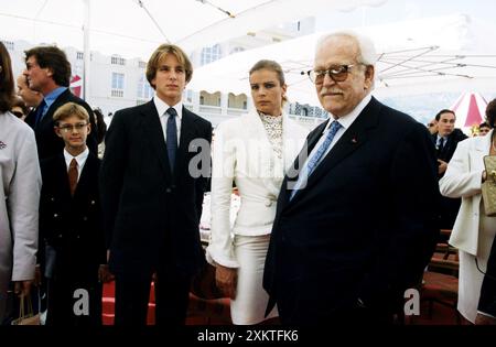 21-05-2002 Monaco Archivio storico Olycom/LaPresse Andrea Albert Pierre Casiraghi (la Colle, 8 giugno 1984) è il primo dei tre figli di Carolina di Monaco e del suo secondo marito Stefano Casiraghi. È quarto nella linea di successione al trono e ha due fratelli minori, Charlotte e Pierre, e una sorellastra minore, nata dal terzo matrimonio di sua madre. Nella foto: Da sinistra Pierre Casiraghi, Andrea Albert Pierre Casiraghi, Principessa Stephanie e Ranieri di Monaco durante il jubileo nella foto: Da sinistra Pierre Casiraghi, Andrea Albert Pierre Casiraghi, Principessa Stephanie e Rainier di Foto Stock