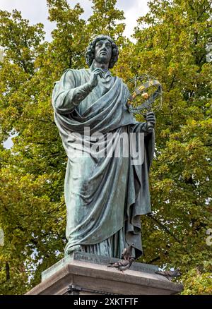 Monumento a Nicolaus Copernico - Statua di Kopernik nella Piazza del mercato Vecchia, Rynek Staromiejski, Toruń, Torun, Polonia Foto Stock