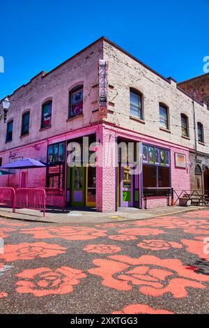 Vivace Voodoo Doughnut Cafe con colorata Street Art in Portland Daytime Street Foto Stock