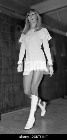 Minigonna Mary Quant. Mary Quant minidress e stivali ad una sfilata di moda del 1969 nei Paesi Bassi Foto Stock