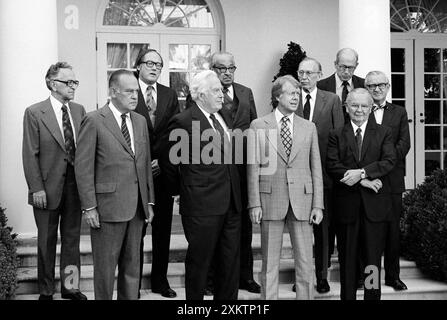 Il presidente degli Stati Uniti Jimmy Carter (prima fila, seconda a destra) con i giudici della Corte Suprema degli Stati Uniti, Harry Blackmun, Potter Stewart, William Rehnquist, Chief Justice Warren Burger, Thurgood Marshall, Lewis Powell, Byron White, William Brennan, John Paul Stevens, Casa Bianca, Washington, D.C., Stati Uniti, Thomas J. o'Halloran, U.S. News & World Report Magazine Photograph Collection, settembre 1977 Foto Stock