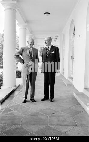 Il presidente degli Stati Uniti Dwight Eisenhower si presenta con il primo ministro britannico Harold Macmillan fuori dalla Casa Bianca, Washington, D.C., USA, Warren K. Leffler, U.S. News & World Report Magazine Photography Collection, 9 giugno 1958 Foto Stock