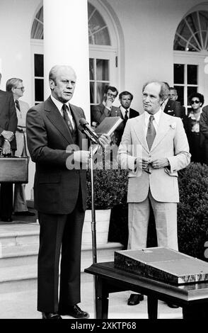 Il Presidente degli Stati Uniti Gerald Ford in piedi con Pierre Trudeau, primo Ministro del Canada, fuori dalla Casa Bianca, Washington, D.C., USA, Warren K. Leffler, U.S. News & World Report Magazine Photography Collection, 16 giugno 1976 Foto Stock