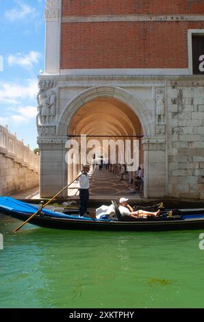 Italia, Venezia, gondola e turisti Foto Stock