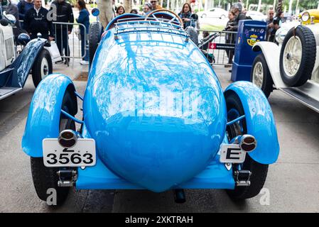 Barcellona, Spagna - 6 aprile 2024: Vecchia auto retrò blu degli anni '1920 del marchio Talbot 11 sei di 1926 parcheggiata in una strada di Barcellona, Catalogna, Spa Foto Stock