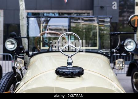 Barcellona, Spagna - 6 aprile 2024: Vecchia auto retrò degli anni '1920 del marchio Mercedes Benz parcheggiata in una strada a Barcellona, Catalogna, Spagna Foto Stock