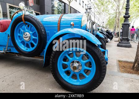 Barcellona, Spagna - 6 aprile 2024: Vecchia auto retrò blu degli anni '1920 del marchio Talbot 11 sei di 1926 parcheggiata in una strada di Barcellona, Catalogna, Spa Foto Stock