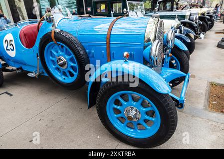 Barcellona, Spagna - 6 aprile 2024: Vecchia auto retrò blu degli anni '1920 del marchio Talbot 11 sei di 1926 parcheggiata in una strada di Barcellona, Catalogna, Spa Foto Stock