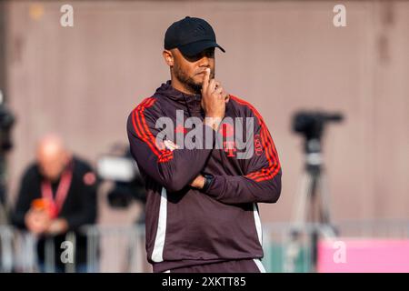 Rottach Egern, Germania. 24 luglio 2024. Calcio: Bundesliga, partite di prova, FC Rottach-Egern - FC Bayern. Il coach di Monaco Vincent Kompany fa una bella domanda. Credito: David Inderlied/dpa/Alamy Live News Foto Stock