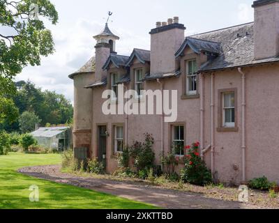 Terreni di Colstoun House con edificio rotunda e serra. Haddington, East Lothian, Scozia. 24 luglio 2024 Foto Stock