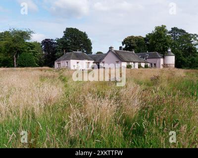 Giardini della Colstoun House con edificio rotunda e luogo per matrimoni. Haddington, East Lothian, Scozia. 24 luglio 2024 Foto Stock