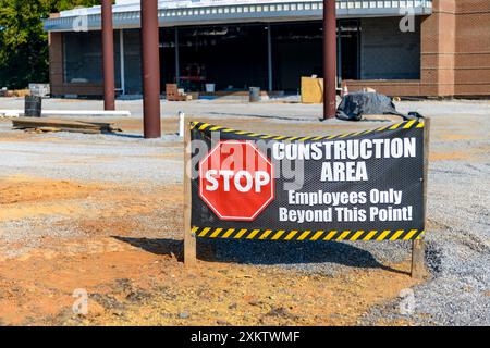 Immagine in primo piano orizzontale di un cartello di un'area di costruzione in un cantiere. Foto Stock