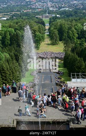 Kassel, Germania. 24 luglio 2024. I visitatori osservano le caratteristiche dell'acqua nel Bergpark Wilhelmshöhe, sito patrimonio dell'umanità dell'UNESCO. Crediti: Uwe Zucchi/dpa/Alamy Live News Foto Stock