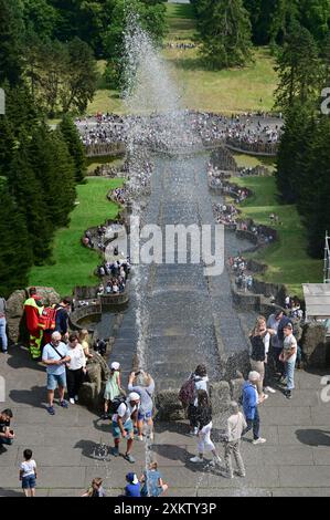 Kassel, Germania. 24 luglio 2024. I visitatori osservano le caratteristiche dell'acqua nel Bergpark Wilhelmshöhe, sito patrimonio dell'umanità dell'UNESCO. Crediti: Uwe Zucchi//dpa/Alamy Live News Foto Stock