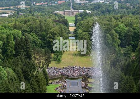 Kassel, Germania. 24 luglio 2024. Folle di visitatori osservano le caratteristiche dell'acqua nel Bergpark Wilhelmshöhe, sito patrimonio dell'umanità dell'UNESCO. Crediti: Uwe Zucchi/dpa/Alamy Live News Foto Stock