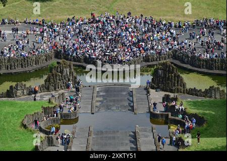 Kassel, Germania. 24 luglio 2024. Folle di visitatori aspettano l'inizio dei giochi d'acqua nel sito patrimonio dell'umanità dell'UNESCO Bergpark Wilhelmshöhe. Crediti: Uwe Zucchi//dpa/Alamy Live News Foto Stock