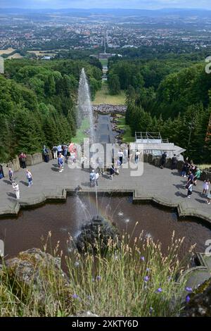 Kassel, Germania. 24 luglio 2024. I visitatori osservano le caratteristiche dell'acqua nel Bergpark Wilhelmshöhe, sito patrimonio dell'umanità dell'UNESCO. Crediti: Uwe Zucchi//dpa/Alamy Live News Foto Stock