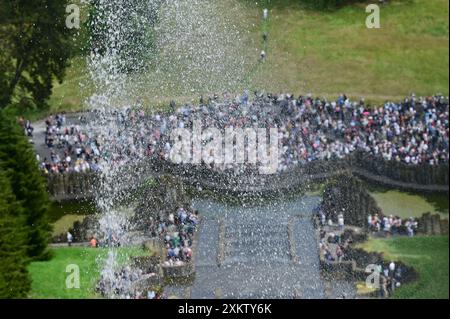 Kassel, Germania. 24 luglio 2024. Dietro le gocce di una fontana, folle di visitatori osservano le caratteristiche dell'acqua nel Bergpark Wilhelmshöhe, sito patrimonio dell'umanità dell'UNESCO. Crediti: Uwe Zucchi//dpa/Alamy Live News Foto Stock