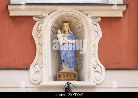 Heiligenfigur in einer Fassade, Ellwangen. // 23.07.2024: Ellwangen Jagst, Baden-Württemberg, Deutschland, *** Figura di un santo in una facciata, Ellwangen 23 07 2024 Ellwangen Jagst , Baden Württemberg, Germania, Foto Stock