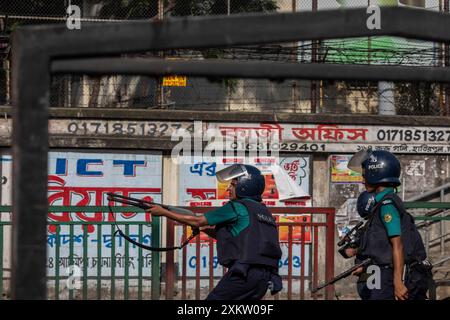 Dacca, Bangladesh. 18 luglio 2024. Il personale della polizia del Bangladesh spara gas lacrimogeni durante una dimostrazione anti-quota. Violenti scontri tra gruppi studenteschi rivali sulle quote per lavori governativi, ha detto la polizia. Questo è accaduto un giorno dopo che più di 1500 persone sono rimaste ferite. (Foto di Sazzad Hossain/SOPA Images/Sipa USA) credito: SIPA USA/Alamy Live News Foto Stock