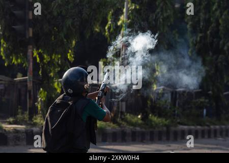 Dacca, Bangladesh. 18 luglio 2024. Il personale della polizia del Bangladesh spara gas lacrimogeni durante una dimostrazione antiquota. Violenti scontri tra gruppi studenteschi rivali sulle quote per lavori governativi, ha detto la polizia. Questo è accaduto un giorno dopo che più di 1500 persone sono rimaste ferite. (Foto di Sazzad Hossain/SOPA Images/Sipa USA) credito: SIPA USA/Alamy Live News Foto Stock