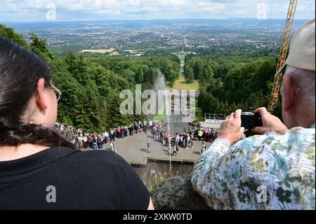 Kassel, Germania. 24 luglio 2024. I visitatori osservano le caratteristiche dell'acqua nel Bergpark Wilhelmshöhe, sito patrimonio dell'umanità dell'UNESCO. Crediti: Uwe Zucchi/dpa/Alamy Live News Foto Stock